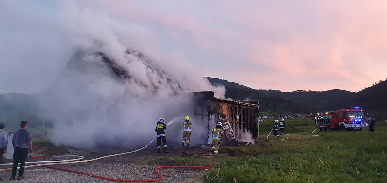 Pożar budynku mieszkalnego w Godziszce - 13 zastępów straży pożarnej w akcji