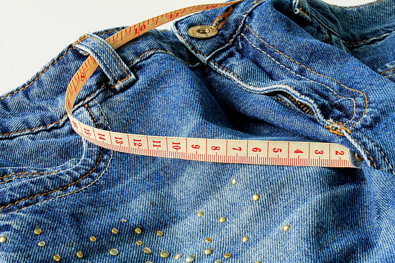 Spodenki jeansowe damskie – z czym je nosić, by wyglądać modnie i czuć się komfortowo?