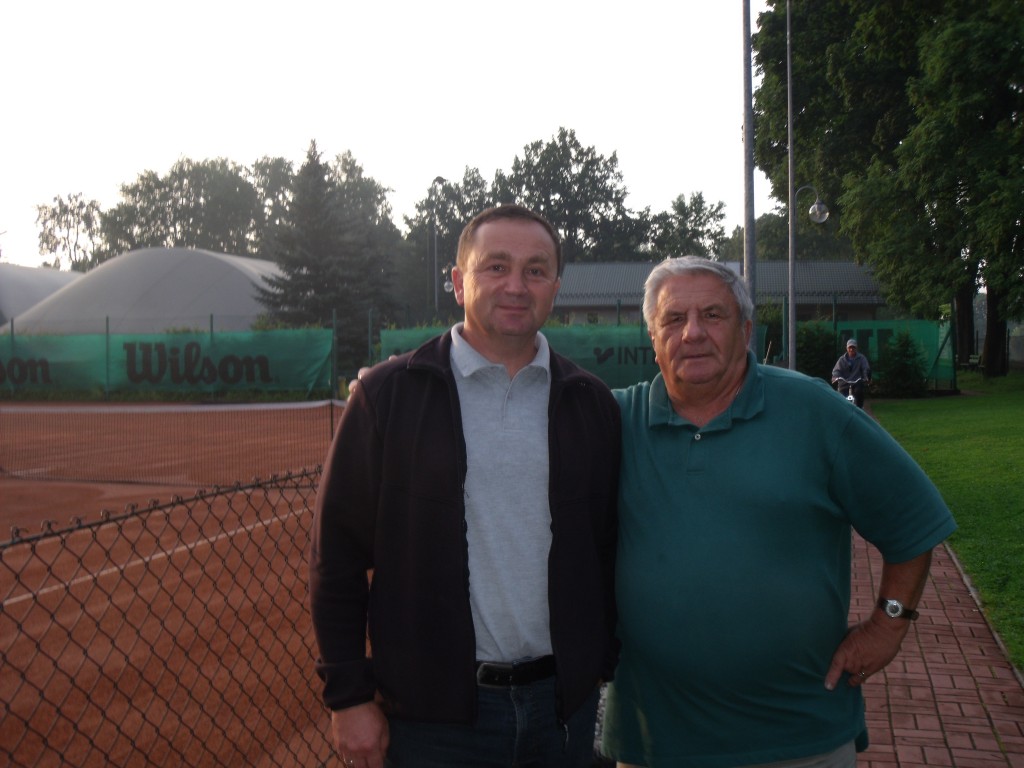 Artur Gabor z p. Wiesławem Bielem (z lewej) uznanym żywieckim biznesmenem, który wydatnie wspomógł finansowo wydanie tej powieści
